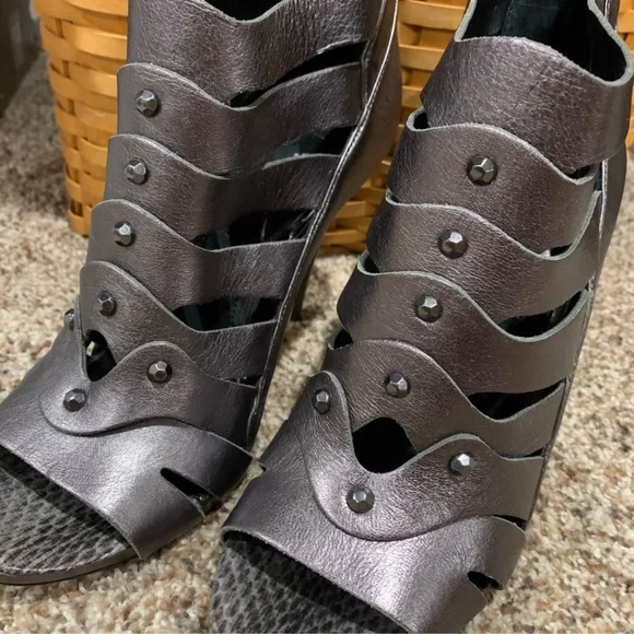White House Black Market Gunmetal Gray Heels with Studds NWOT - Picture 3 of 7